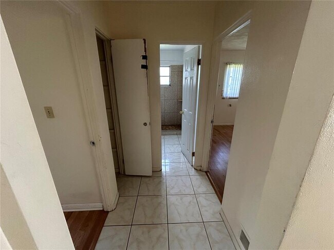 Building Photo - 626 Chevy Chase Dr