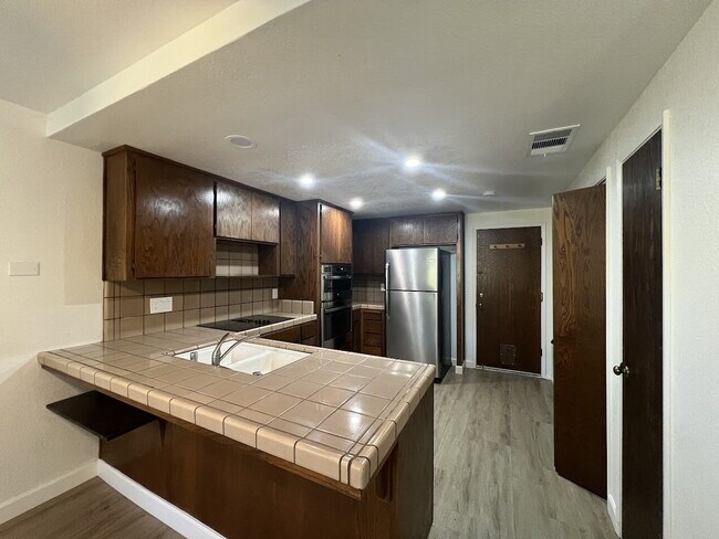 Building Photo - Beautiful Condo in Villa Del Sol – 2 Beds,...
