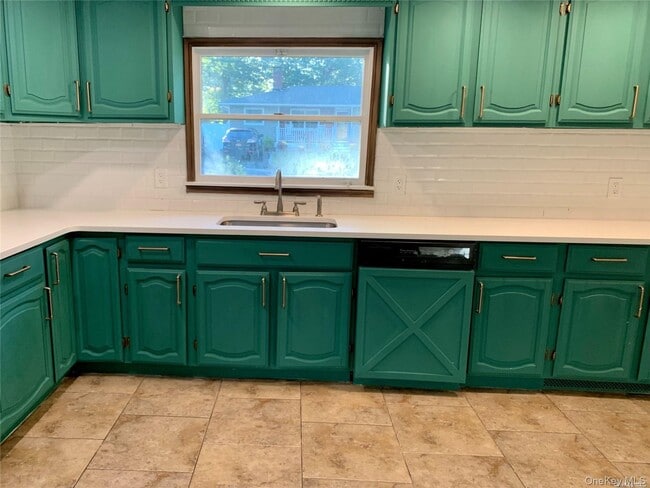 Building Photo - 1671 Claas Ave