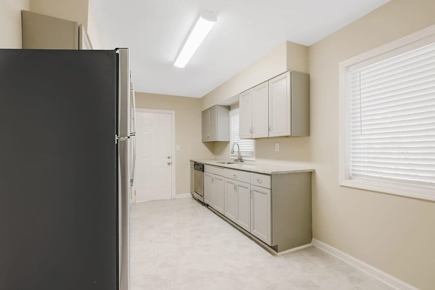 Building Photo - 2966 Sylvan Rd