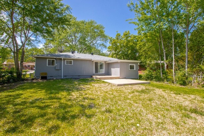 Building Photo - 119 Poinsetta Dr