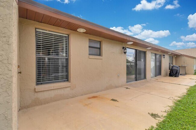 Building Photo - 907 Park Villa Cir