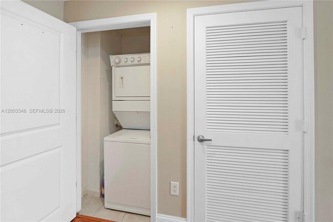 Building Photo - 10 Aragon Ave