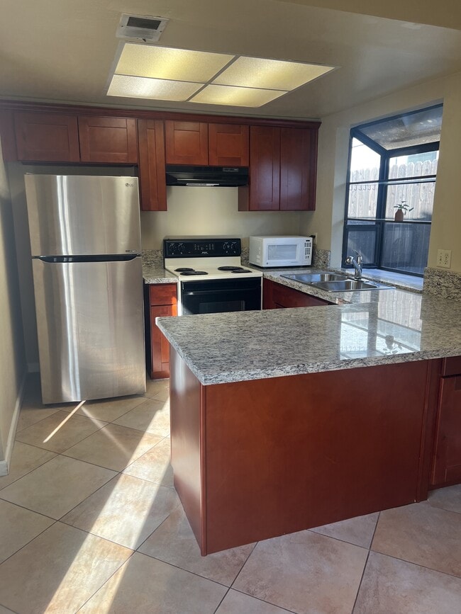 Building Photo - 6560 Oakcreek Way