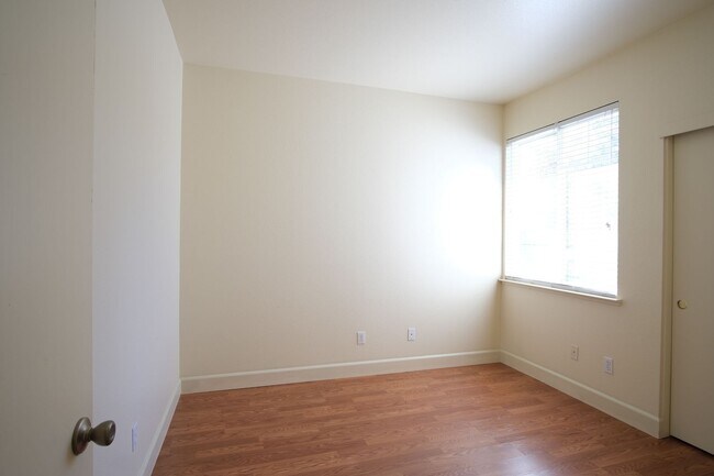 Building Photo - 3 Bedroom 2 bath!