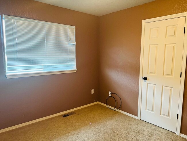 Building Photo - 4 Bed Home On 1.4 Acres In The Bitterroot ...