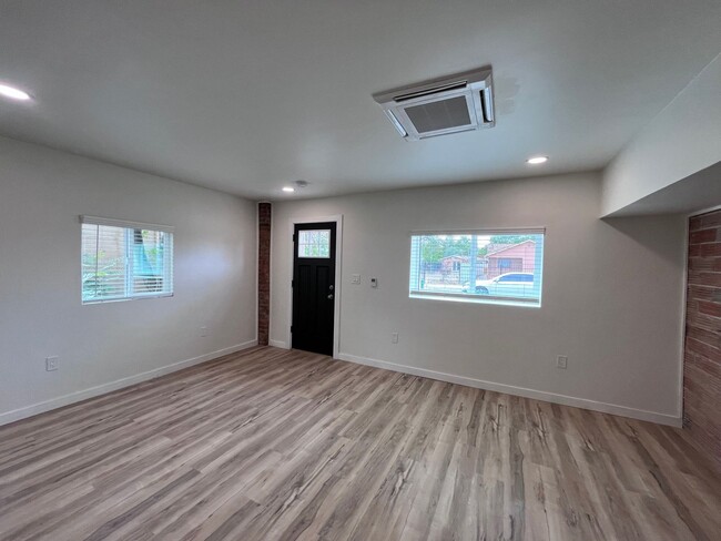 Building Photo - Just renovated! Stunning High-End Finishes!