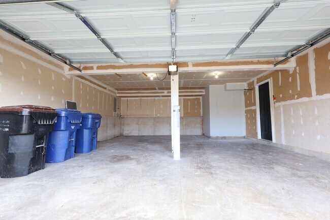 Building Photo - Beautiful 3 Bed 2.5 Bath w/2 Car Oversized Garage