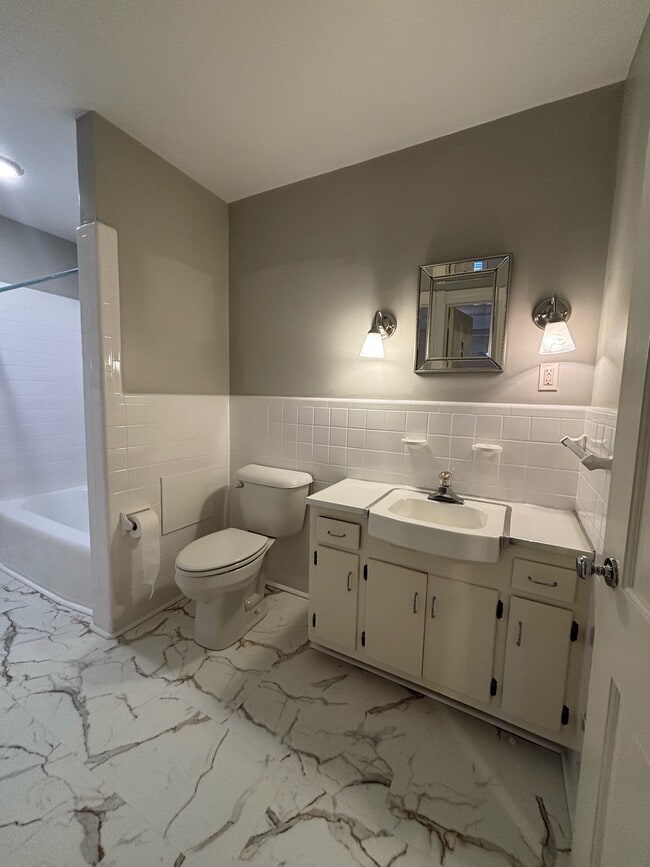 Building Photo - 1513 Raeford Rd