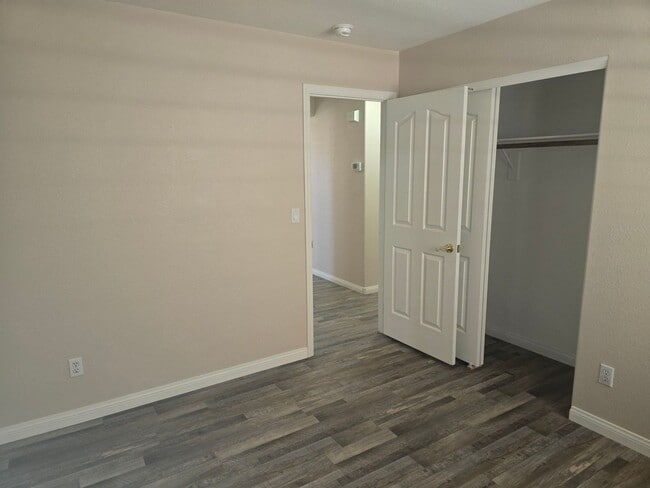 Building Photo - AVAILABLE NOW! SINGLE STORY HOME IN SOUGHT...