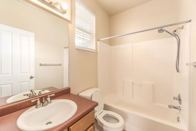 Building Photo - Beautiful Townhouse in Great Location!