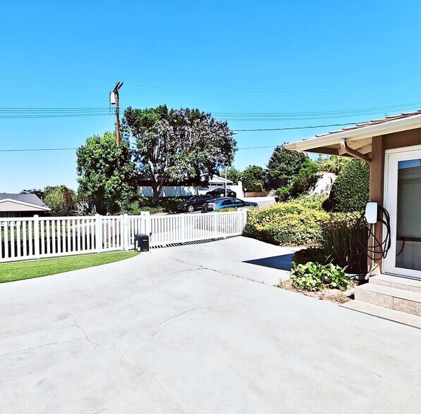 Building Photo - 4719 Dunman Ave