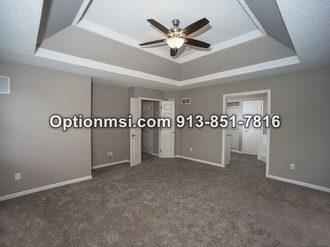 Building Photo - Close to Olathe East Highschool!