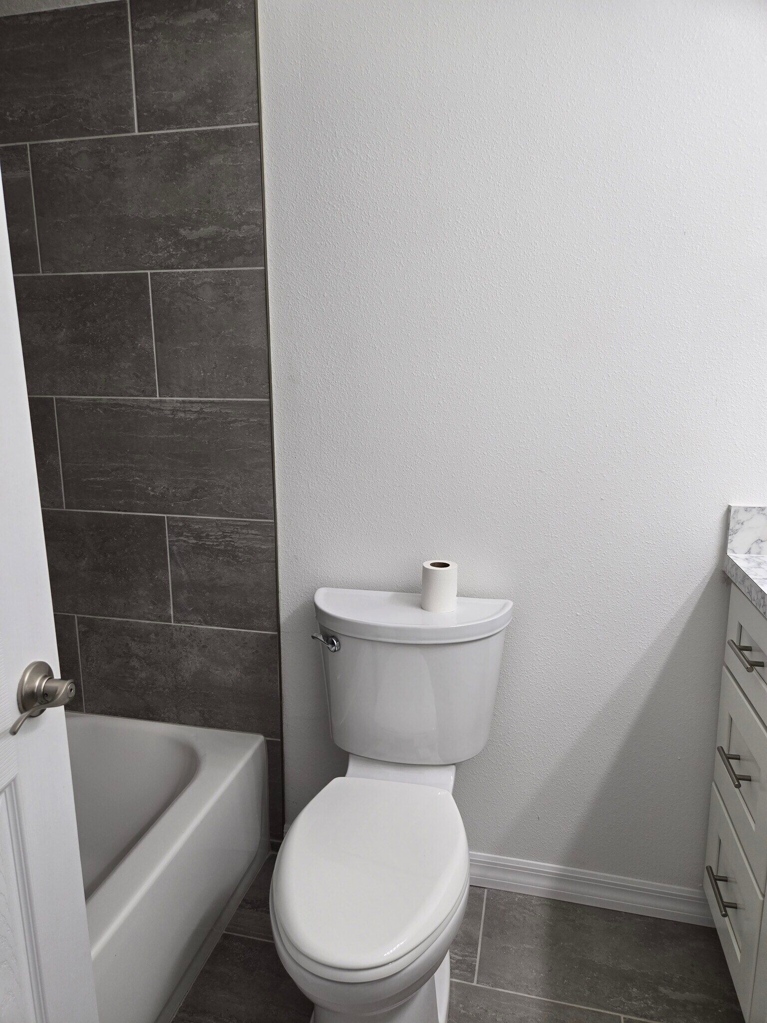 bath 2 - 21414 SW Honeysuckle St