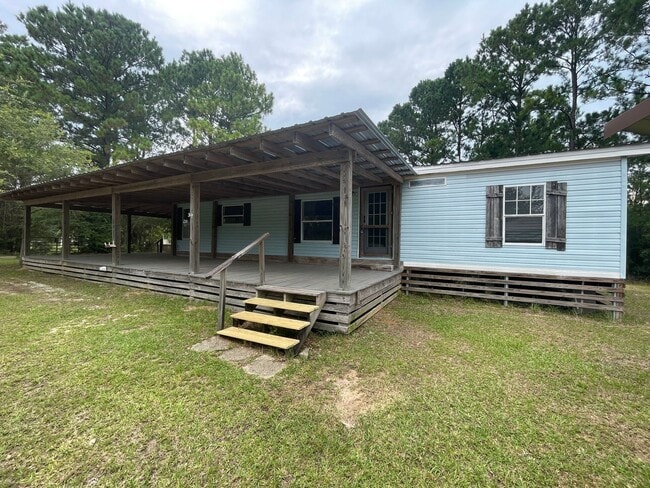 Building Photo - 3 BEDROOM LOCATED ON SHADED ACRE LOT