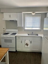 Building Photo - 400 Swanee Dr