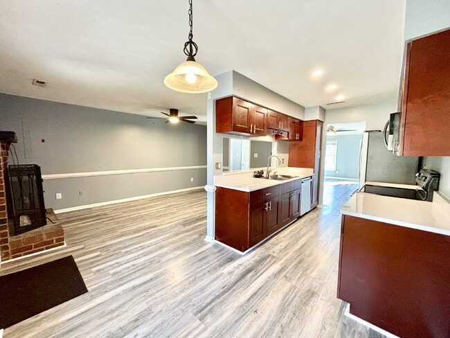 Building Photo - Gorgeous Townhome in Virginia Beach