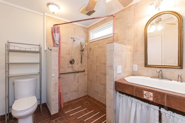 Building Photo - Gorgeous Three Bedroom Home!