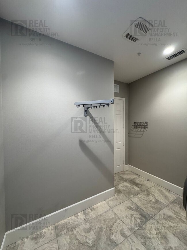 Building Photo - Beautiful Winchester Home with Open Floor Plan, Office & Solar