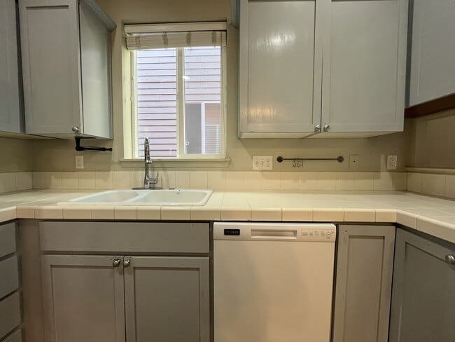 Building Photo - Charming 3-Bed, 3-Bath Home with Bright Ki...