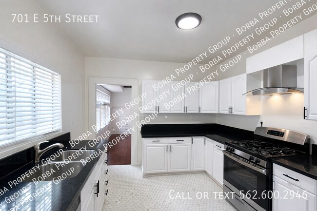 Building Photo - 701 E 5th St