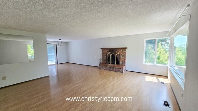 Building Photo - 13709 SE 23rd St
