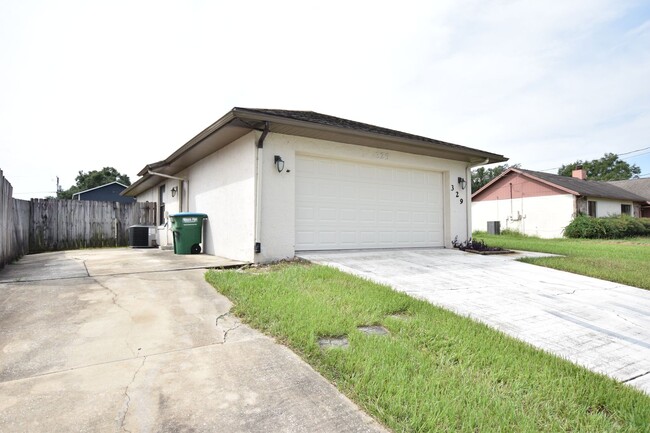 Building Photo - 3 bedroom 2 bath 2 car garage in Deltona