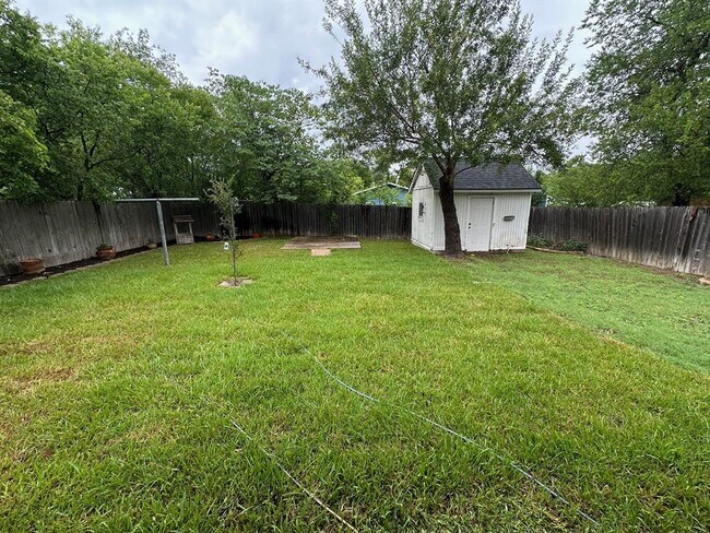 Building Photo - 5704 Cedardale Dr