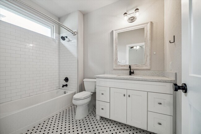 Building Photo - 2515 Delafield St