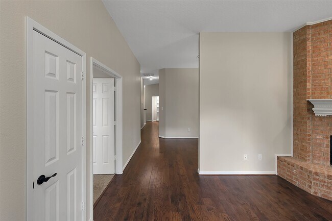 Building Photo - 3030 Hemingway Dr