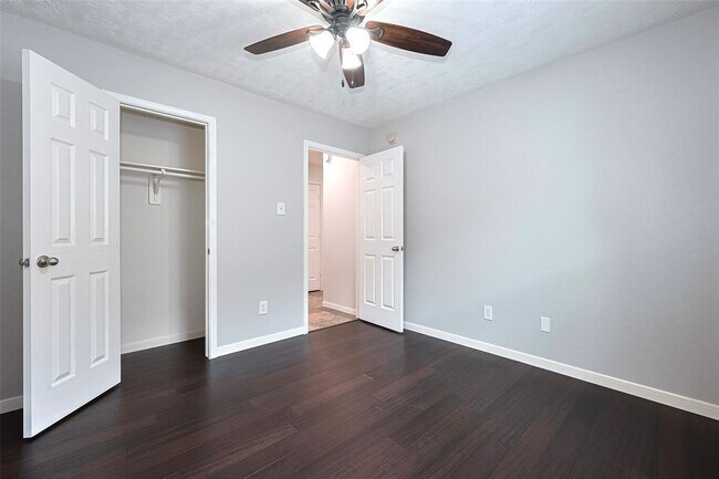 Building Photo - 2819 Lakecrest Way Dr