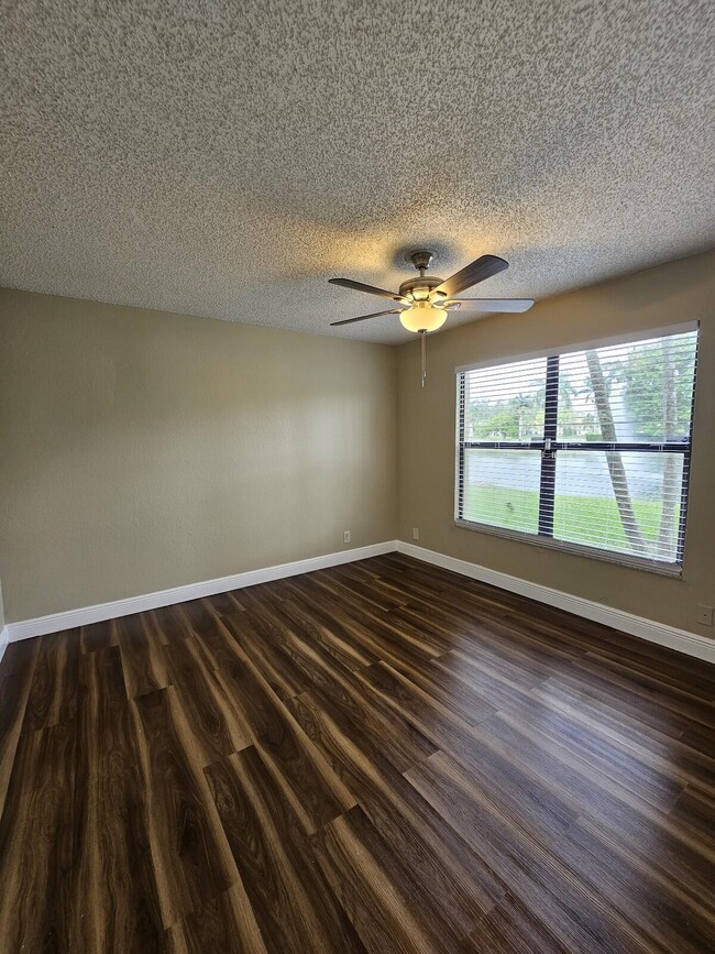 Building Photo - 1523 Lake Crystal Dr