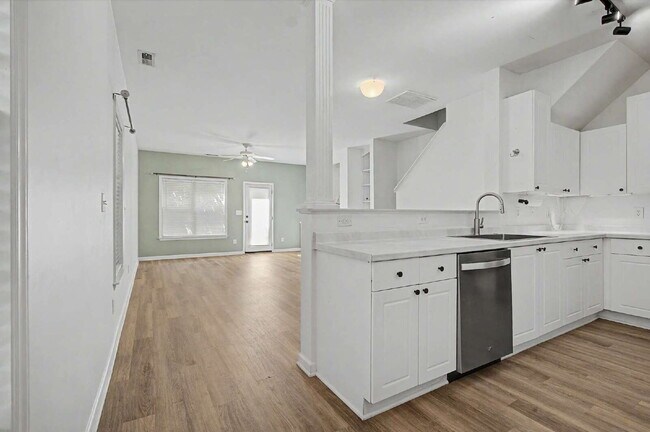 Building Photo - Townhome in Desirable Hedingham Community