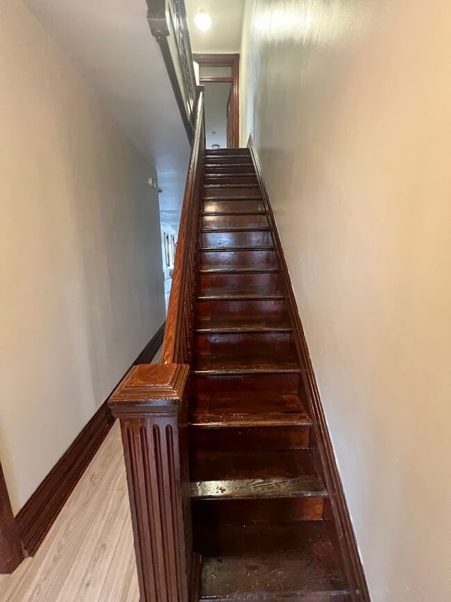 Building Photo - 5 Bed 2.5 Bath Single-Family Home