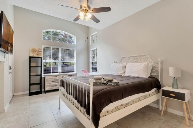 Building Photo - Gorgeous 4-Bedroom, 4-Bathroom Home in Kis...