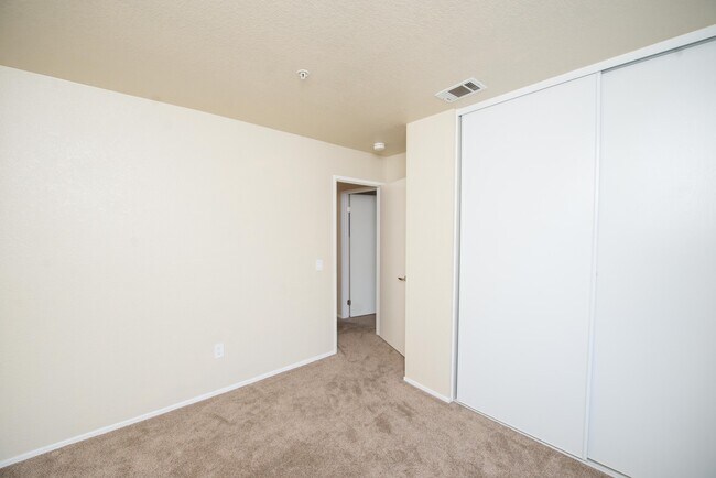 Building Photo - Beautiful Townhouse in the desirable Anaheim Packing District!