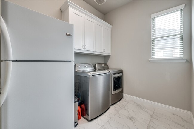 Building Photo - 9767 Maple Hill Ln