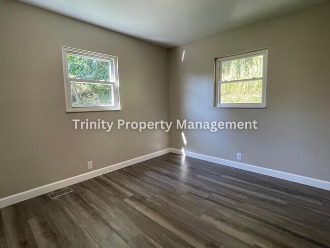 Building Photo - 305 Michael St