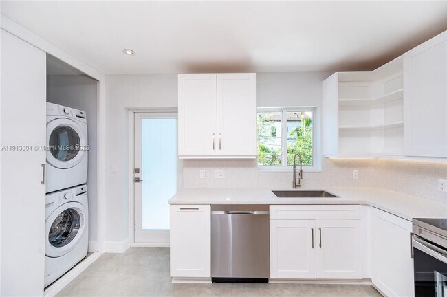 Building Photo - 636 Malaga Ave