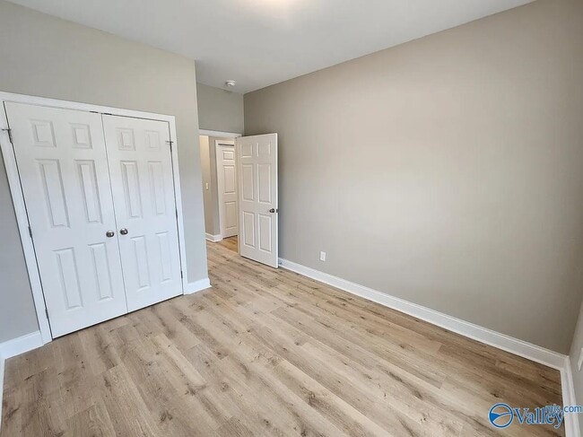 Building Photo - 207 Fern Bank Dr