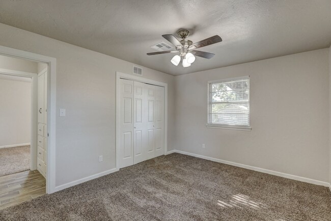 Building Photo - Spacious Elegance: Open Floor Plan, Dual V...