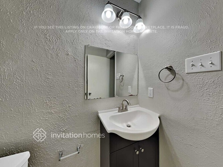 Building Photo - 807 Grassy Glen Dr