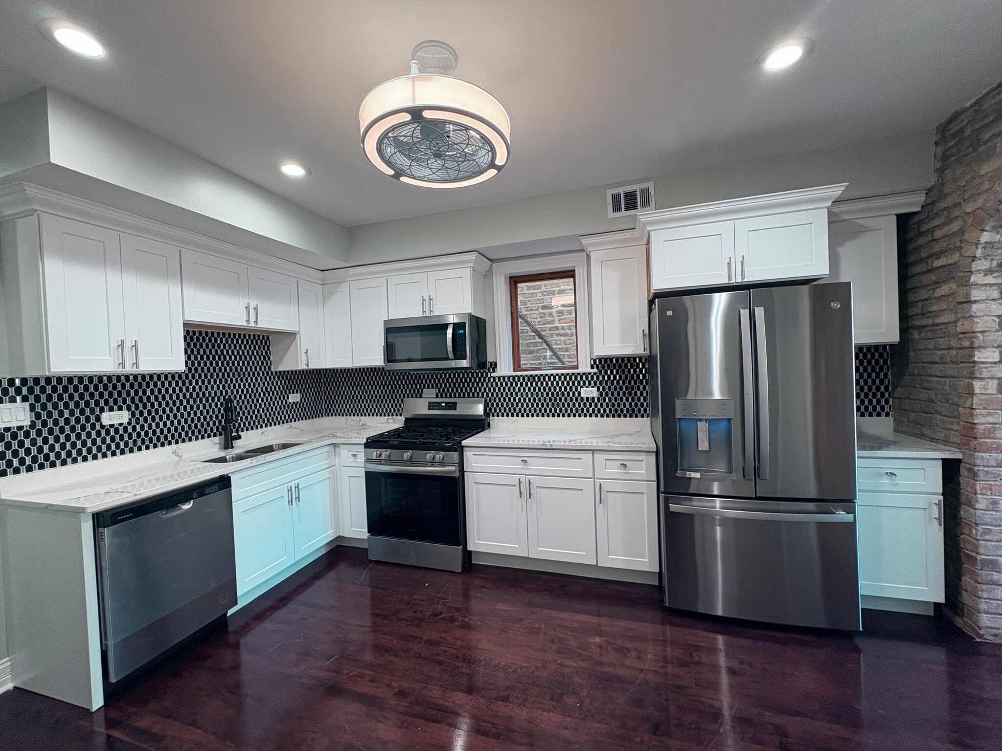 Building Photo - 2026 W McLean Ave