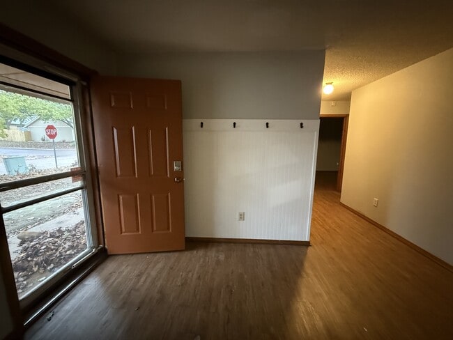 Building Photo - 2202 Crestwood Dr