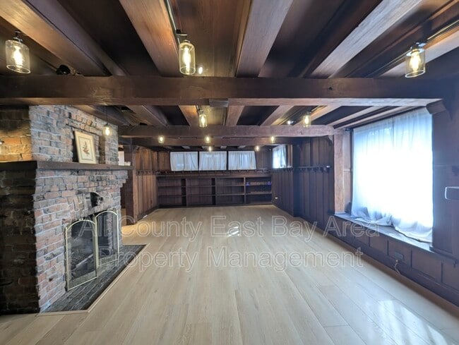 Building Photo - 1529 Josephine St