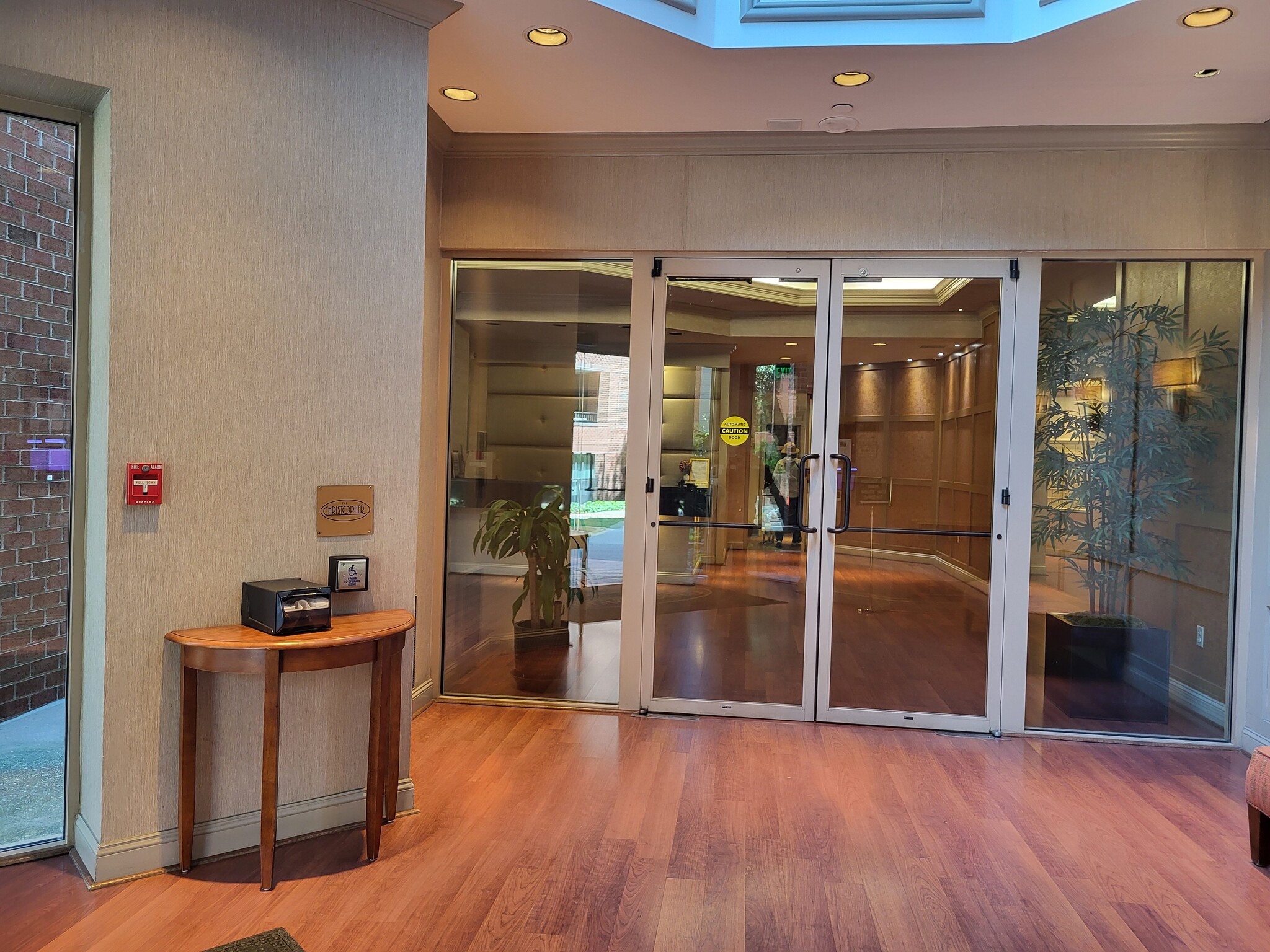 Building main entrance - 4808 Moorland Ln