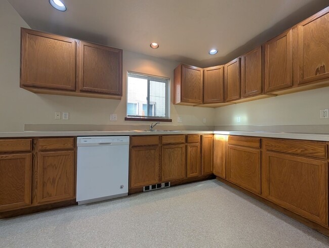 Building Photo - Spacious 2-Bedroom, 2-Bath Duplex In The River Rd Area!