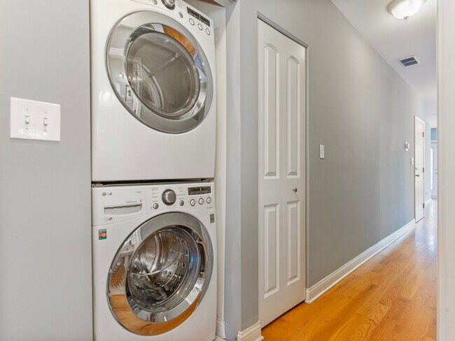 Building Photo - 1617 N Artesian Ave