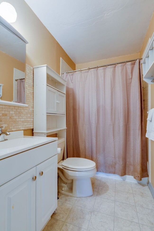 Building Photo - Cozy 2 Bed/1 Bath House, Park Like Setting, Pet Friendly, Fenced Yard