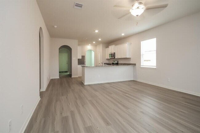 Building Photo - 25314 Shadowdale Dr